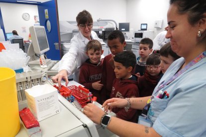 Niños y niñas del colegio La Anunciata visitan el Hospital San Juan de Dios de León.
