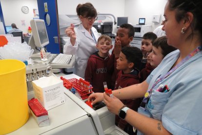 Niños y niñas del colegio La Anunciata visitan el Hospital San Juan de Dios de León.