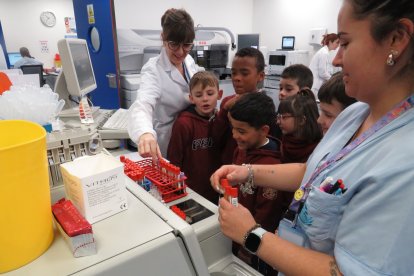 Niños y niñas del colegio La Anunciata visitan el Hospital San Juan de Dios de León.