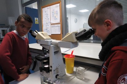 Niños y niñas del colegio La Anunciata visitan el Hospital San Juan de Dios de León.