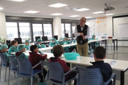 Niños y niñas del colegio La Anunciata visitan el Hospital San Juan de Dios de León.