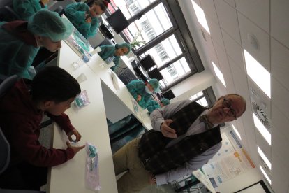 Niños y niñas del colegio La Anunciata visitan el Hospital San Juan de Dios de León.