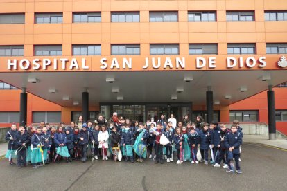 Niños y niñas del colegio La Anunciata visitan el Hospital San Juan de Dios de León.