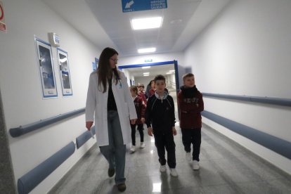 Niños y niñas del colegio La Anunciata visitan el Hospital San Juan de Dios de León.