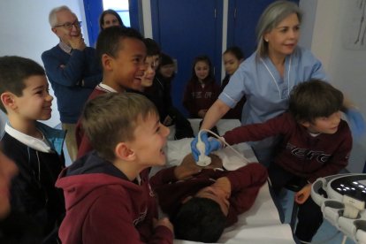 Niños y niñas del colegio La Anunciata visitan el Hospital San Juan de Dios de León.
