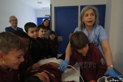Niños y niñas del colegio La Anunciata visitan el Hospital San Juan de Dios de León.