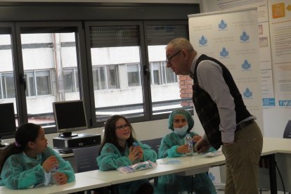 Niños y niñas del colegio La Anunciata visitan el Hospital San Juan de Dios de León.