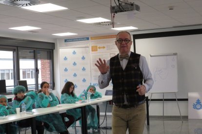 Niños y niñas del colegio La Anunciata visitan el Hospital San Juan de Dios de León.