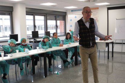 Niños y niñas del colegio La Anunciata visitan el Hospital San Juan de Dios de León.