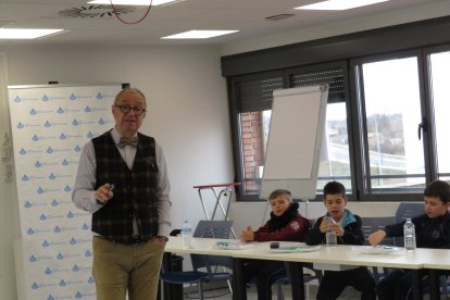 Niños y niñas del colegio La Anunciata visitan el Hospital San Juan de Dios de León.