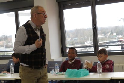 Niños y niñas del colegio La Anunciata visitan el Hospital San Juan de Dios de León.