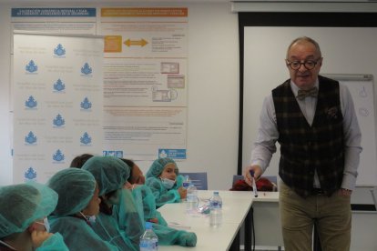 Niños y niñas del colegio La Anunciata visitan el Hospital San Juan de Dios de León.