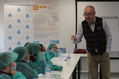 Niños y niñas del colegio La Anunciata visitan el Hospital San Juan de Dios de León.