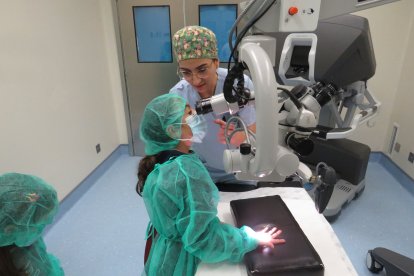 Niños y niñas del colegio La Anunciata visitan el Hospital San Juan de Dios de León.