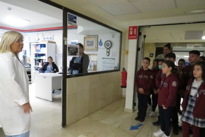 Niños y niñas del colegio La Anunciata visitan el Hospital San Juan de Dios de León.