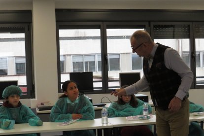 Niños y niñas del colegio La Anunciata visitan el Hospital San Juan de Dios de León.