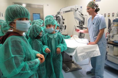 Niños y niñas del colegio La Anunciata visitan el Hospital San Juan de Dios de León.