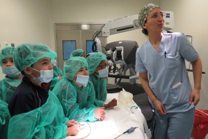 Niños y niñas del colegio La Anunciata visitan el Hospital San Juan de Dios de León.