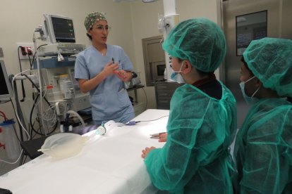 Niños y niñas del colegio La Anunciata visitan el Hospital San Juan de Dios de León.