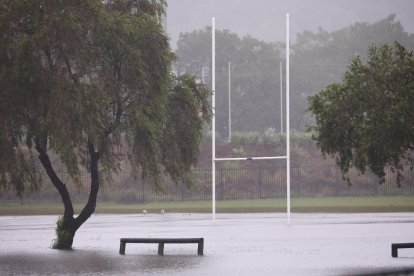 Lismore (Australia), 09/03/2025.- A flooded area on Woodlark Street as residents in New South Wales and Queensland have been told to bunker down for dangerous conditions, including flash flooding, heavy rain, and intense winds, as Tropical Cyclone Alfred was downgraded to a tropical low in Lismore, Australia, 09 March 2025. Authorities are concerned a river levee in Lismore could be breached, with major flooding expected at the Wilsons River. EFE/EPA/Jason O'Brien AUSTRALIA AND NEW ZEALAND OUT