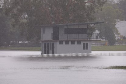 Lismore (Australia), 09/03/2025.- A flooded area on Woodlark Street as residents in New South Wales and Queensland have been told to bunker down for dangerous conditions, including flash flooding, heavy rain, and intense winds, as Tropical Cyclone Alfred was downgraded to a tropical low in Lismore, Australia, 09 March 2025. Authorities are concerned a river levee in Lismore could be breached, with major flooding expected at the Wilsons River. EFE/EPA/Jason O'Brien AUSTRALIA AND NEW ZEALAND OUT
