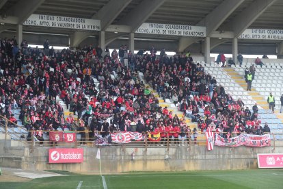 La grada del Reino de León se vuelca con su equipo de fútbol.