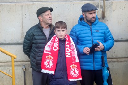 La grada del Reino de León se vuelca con su equipo de fútbol.