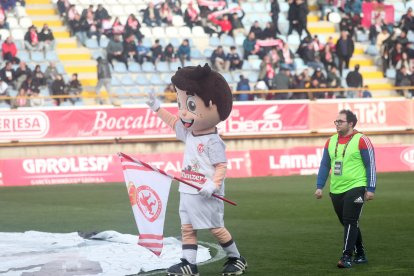 La grada del Reino de León se vuelca con su equipo de fútbol.