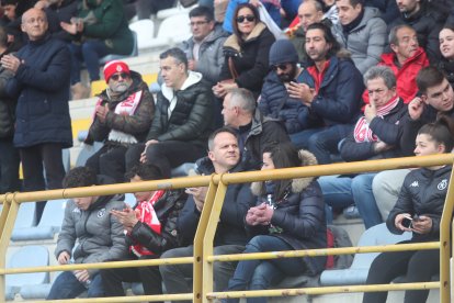 La grada del Reino de León se vuelca con su equipo de fútbol.