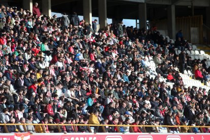 La grada del Reino de León se vuelca con su equipo de fútbol.