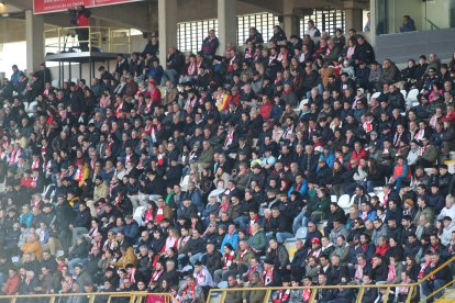 La grada del Reino de León se vuelca con su equipo de fútbol.