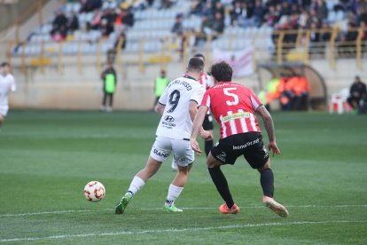 La grada del Reino de León se vuelca con su equipo de fútbol.