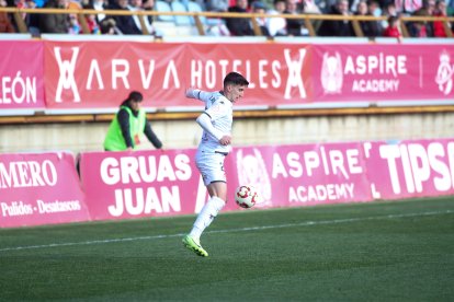 La grada del Reino de León se vuelca con su equipo de fútbol.