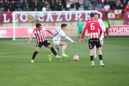 La grada del Reino de León se vuelca con su equipo de fútbol.
