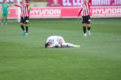 La grada del Reino de León se vuelca con su equipo de fútbol.