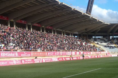La grada del Reino de León se vuelca con su equipo de fútbol.
