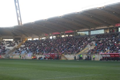 La grada del Reino de León se vuelca con su equipo de fútbol.