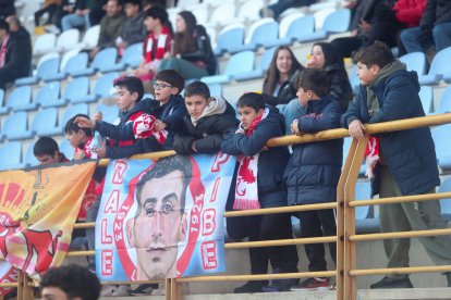 La grada del Reino de León se vuelca con su equipo de fútbol.