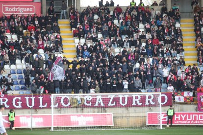 La grada del Reino de León se vuelca con su equipo de fútbol.