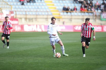 La grada del Reino de León se vuelca con su equipo de fútbol.