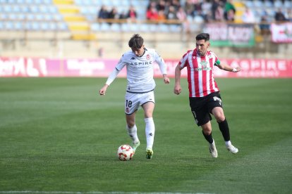 La grada del Reino de León se vuelca con su equipo de fútbol.