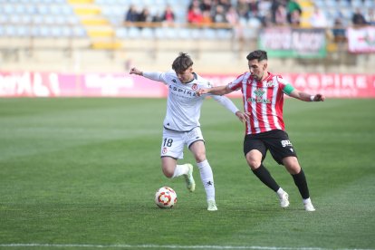 La grada del Reino de León se vuelca con su equipo de fútbol.