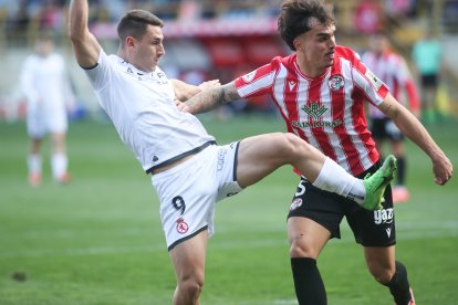 La grada del Reino de León se vuelca con su equipo de fútbol.