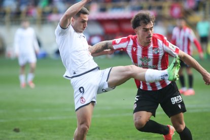 La grada del Reino de León se vuelca con su equipo de fútbol.