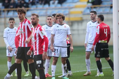 La grada del Reino de León se vuelca con su equipo de fútbol.