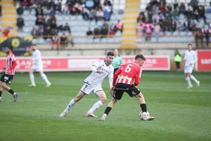 La grada del Reino de León se vuelca con su equipo de fútbol.