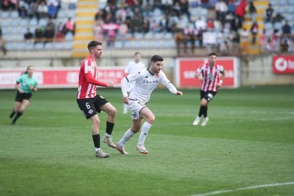 La grada del Reino de León se vuelca con su equipo de fútbol.