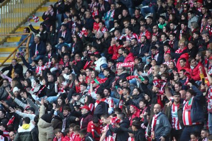 La grada del Reino de León se vuelca con su equipo de fútbol.
