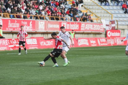 La grada del Reino de León se vuelca con su equipo de fútbol.