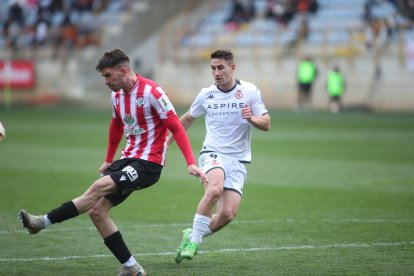 La grada del Reino de León se vuelca con su equipo de fútbol.